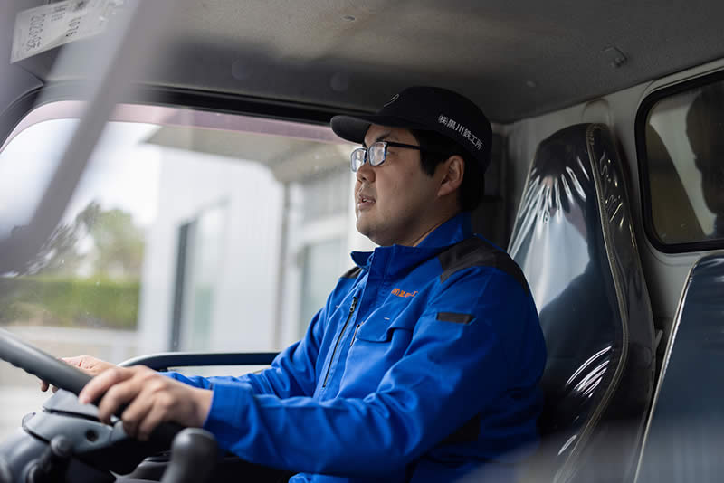 完成した製品をトラックに積み、納品へと向かう。